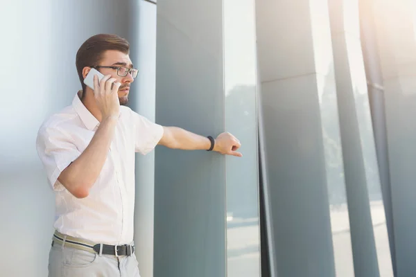 Homme d'affaires sérieux passer un appel téléphonique à l'extérieur — Photo