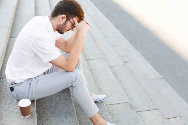 Depresso giovane uomo sta avendo difficoltà — Foto Stock