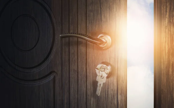 Abrir puertas de madera con fondo de cielo — Foto de Stock