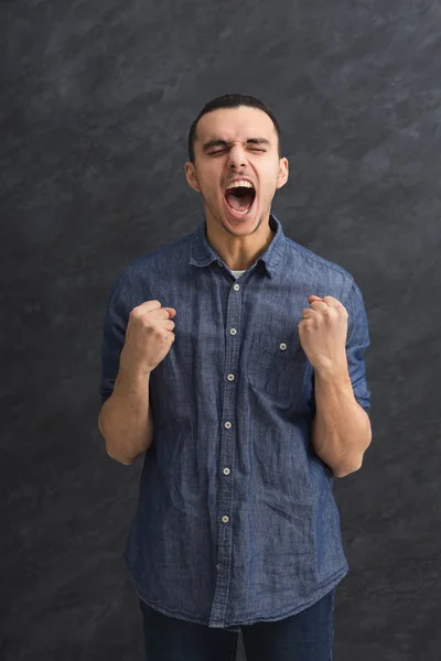 Portrét rozhněvaný Plačící muž — Stock fotografie