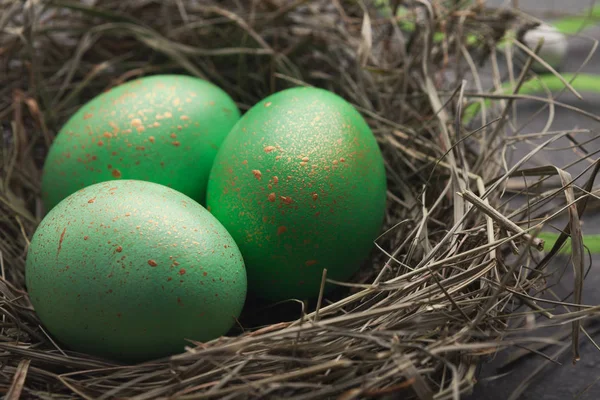 Antecedentes. Ovos coloridos no ninho na superfície de pedra cinza — Fotografia de Stock