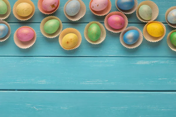 Пасхальный фон. Цветные яйца, вид сверху — стоковое фото
