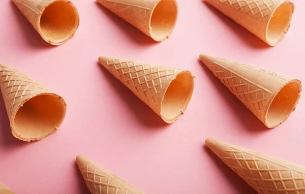 Cones de sorvete de waffle na superfície rosa — Fotografia de Stock