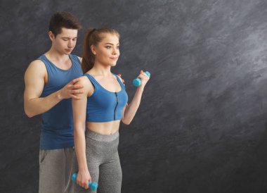 Sportif kadın onun kişisel antrenör ile egzersiz