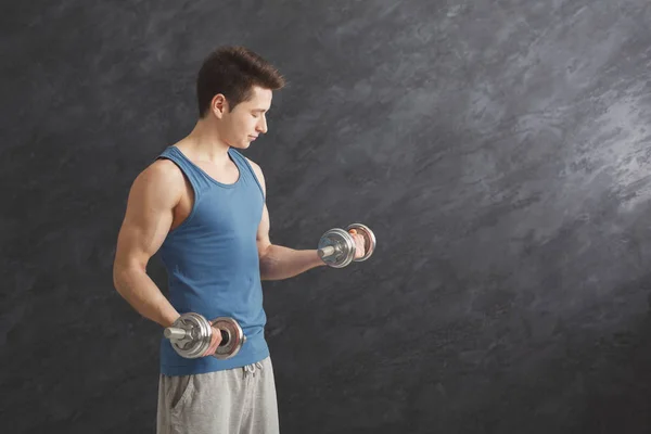 Fitness-Mann macht Übung mit Kurzhanteln — Stockfoto