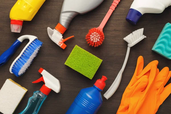 Diverse reinigingsmiddelen, huishouden achtergrond — Stockfoto