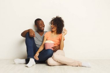 Gülümseyen siyah çift wathing film evde