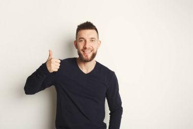 Neşeli adam gibi başparmak-up jest gösterilen