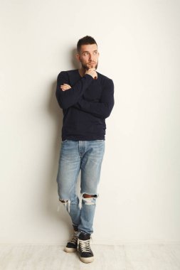 Düşünceli yakışıklı Studio poz