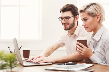 Modern ofiste çalışan genç iş ortakları birkaç