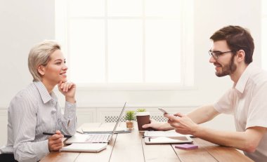 Modern ofiste çalışan genç meslektaşlarının Çift