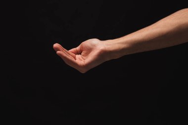 Siyah izole palmiye açık tutan adam
