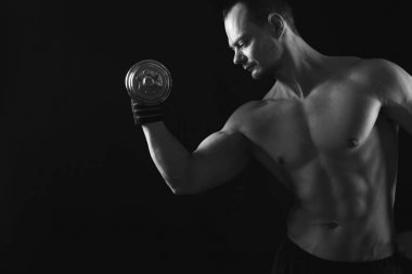 Dumbbell aidatı çıplak kas vücut ile güçlü atletik erkek