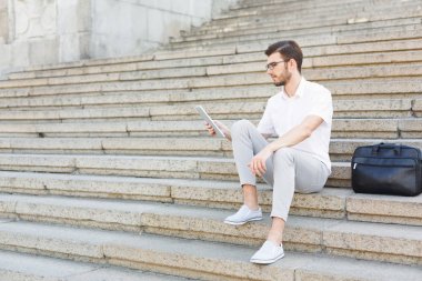 Yakışıklı düşünceli işadamı tablet açık havada kullanma