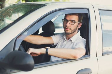 Düşünceli delikanlı bir araba