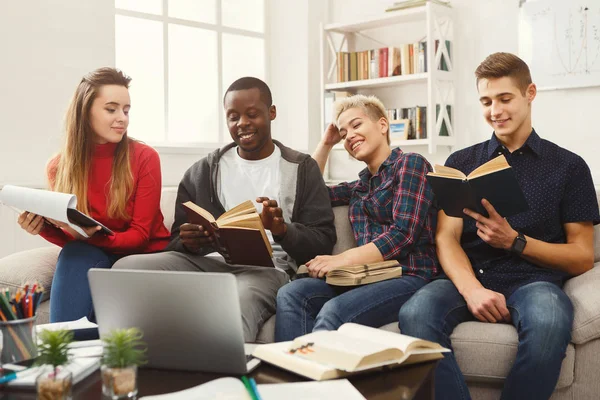 Grupo de estudiantes diversos que estudian en el ambiente doméstico en el sofá — Foto de Stock