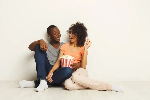 Usmívající se černé pár sledující film doma — Stock fotografie
