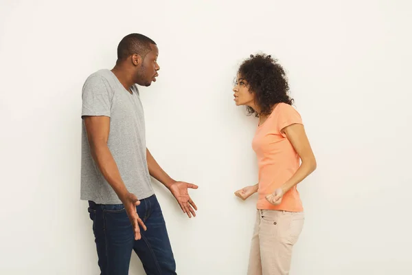 Break up, angry couple shouting at each other — Stock Photo, Image