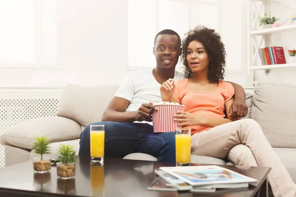 Happy african-american pasangan menonton TV di rumah — Stok Foto