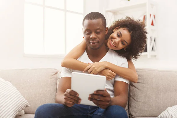 Pareja negra haciendo uso de la tableta digital en casa — Foto de Stock