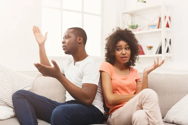 Giovane coppia nera litigando a casa — Foto Stock