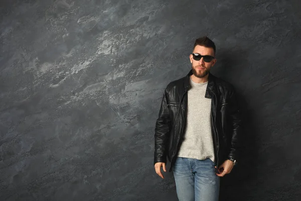 Handsome smiling man posing in studio — Stock Photo, Image