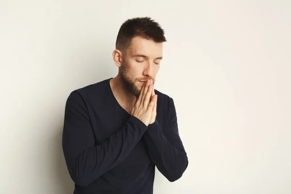 Портрет сподіваного чоловіка, який молиться, стрілянина — стокове фото