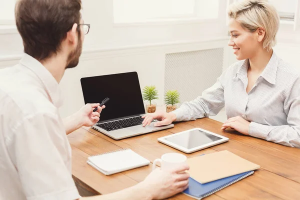 Jeunes partenaires commerciaux occasionnels au bureau — Photo