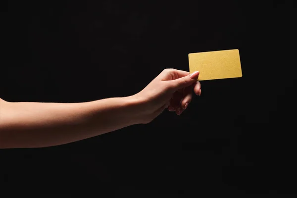 Primer plano de la mano femenina sosteniendo la tarjeta de plástico en blanco — Foto de Stock