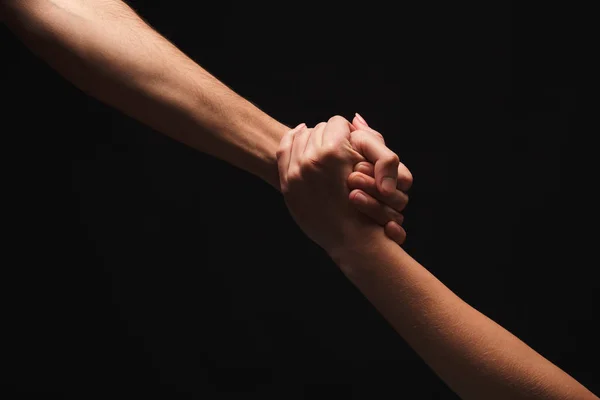 Manos de hombre y mujer enamorados, aislados en negro — Foto de Stock