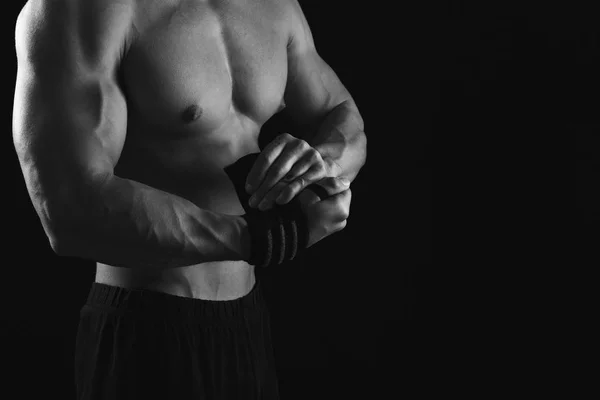 Boxer sportif enveloppant les mains avec bandage de boxe — Photo
