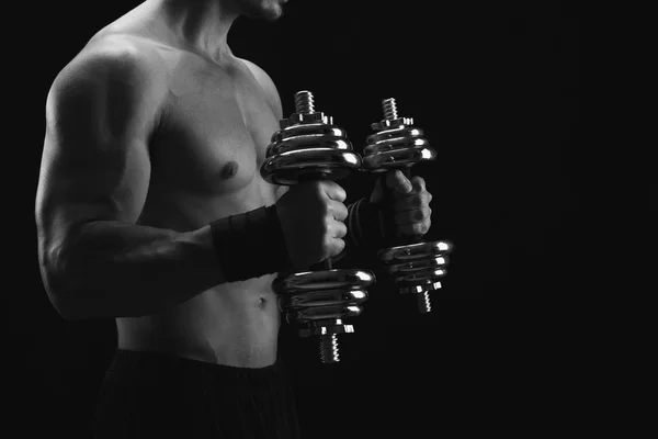 Fuerte atlético hombre con dumbbell muestra desnudo muscular cuerpo — Foto de Stock