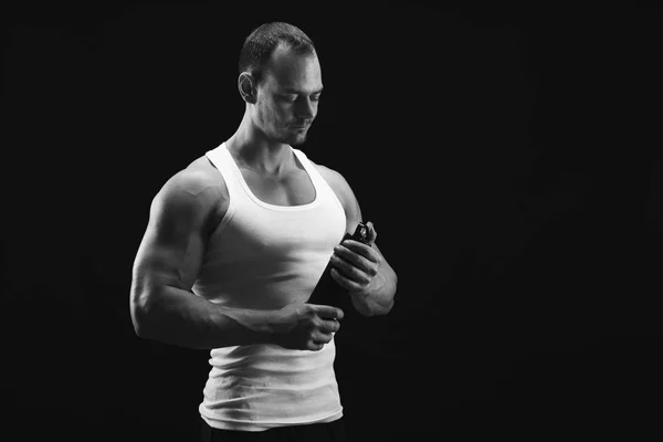 Manliga kroppsbyggare dricksvatten efter träningspass — Stockfoto