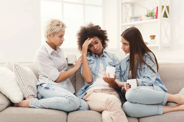 Drie jonge vrouwelijke vrienden chatten thuis — Stockfoto