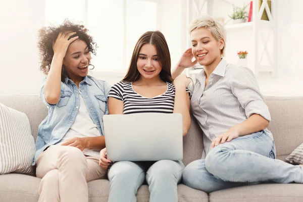 Три счастливые женщины используют ноутбук дома — стоковое фото
