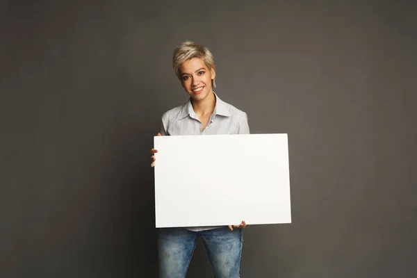 Mujer joven con papel blanco en blanco — Foto de Stock