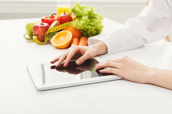 Ženské výživu pracuje na digitálním tabletu — Stock fotografie