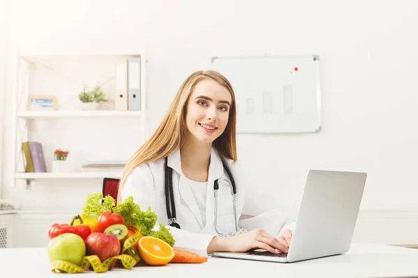 Vrouwelijke voedingsdeskundige die op laptop werkt — Stockfoto