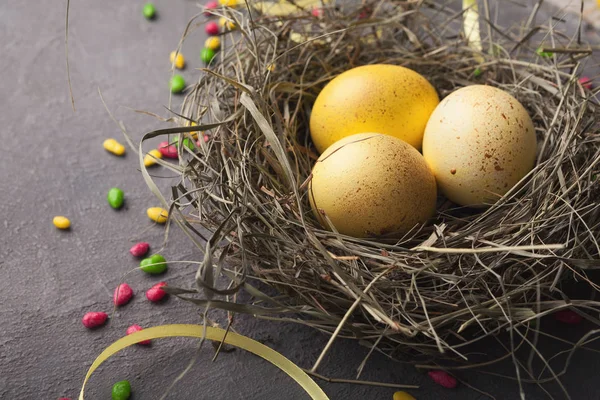复活节背景。灰石表面巢中的彩色蛋 — 图库照片