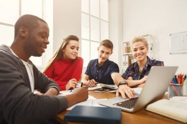 Grup çeşitli öğrenci ahşap masa eğitim