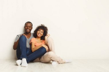 Sarılma, katta oturan Afrikalı-Amerikalı Çift