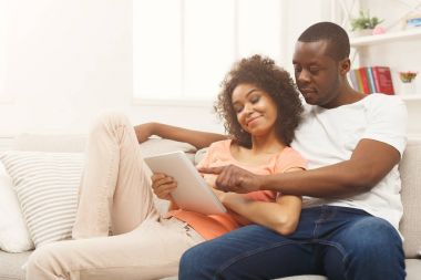 Siyah çift yapımı evde dijital tablet kullanma