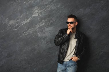 Stüdyoda poz veren yakışıklı adam.