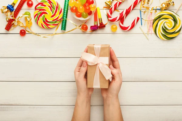Nő a gazdaság ajándék doboz fehér alapon, színes édes szegéllyel — Stock Fotó