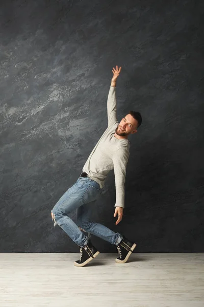 Feliz hombre guapo bailando en el estudio — Foto de Stock