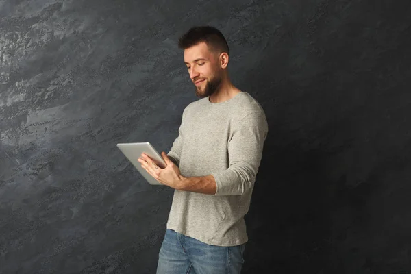 Красивий чоловік використовує цифровий планшет в студії — стокове фото