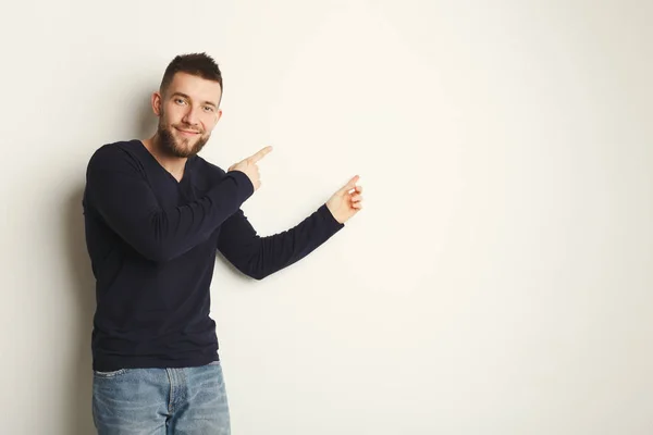 Jovem homem bonito, retrato de estúdio, estilo menino — Fotografia de Stock