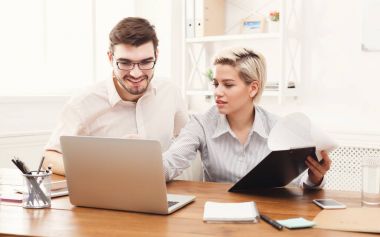 Modern ofiste çalışan genç meslektaşlarının Çift