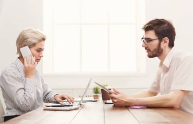 Modern ofiste çalışan genç meslektaşlarının Çift