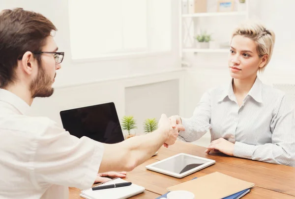 Jeunes partenaires commerciaux occasionnels au bureau — Photo